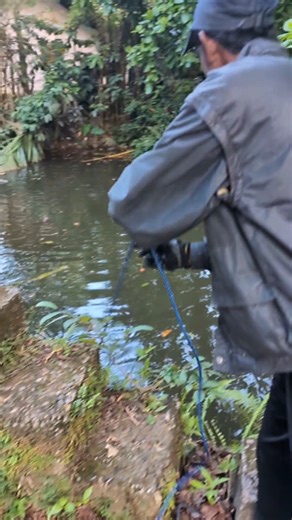 We went out magnet fishing and ended up finding some crazy treasure underwater! 🧲💰 From rusty relics to unexpected valuables, this magnet fishing trip turned into a real treasure hunt. You never know what’s hiding beneath the surface! 💬 What’s the coolest thing YOU’VE ever found magnet fishing? Comment below! ⚙️ Gear Used: 1200lb neodymium magnet, 50ft rope, gloves, and plenty of patience. 🔔 Subscribe for more magnet fishing treasure hunts, insane finds, and underwater adventures every week!