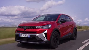 Renault Symbioz full hybrid E-Tech Esprit Alpine in Flame Red Driving Video