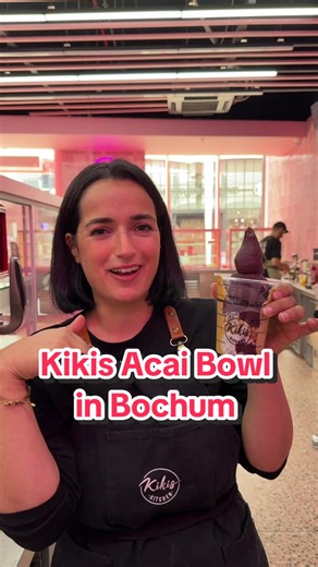 Ich glaube die wenigsten wissen, dass wir ab sofort nur noch Acaipüree nutzen, welches nur Rohrzucker enthält. Kein Guarana oder sonstiges (und um Gottes Willen, keine Bananen im Püree, die haben nur AUF der Bowl etwas zu suchen 🙂‍↔️). Unser veganer Chiapudding wird mit unserem Dattel-Vanillesirup gesüßt, ohne wirklich nach Dattel zu schmecken und unsere Cream-Auswahl ist wirklich einmalig 😍 Erdnusscreme aus 100% gerösteten Erdnusskernen, oder eure all time favourites Hazel, Nougat, Pistachio,