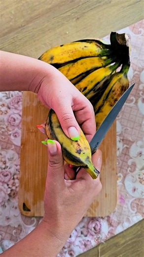 I'll teach you how to peel a banana! Docebo te quomodo bananam decorticare!#shortsfeed #peeling