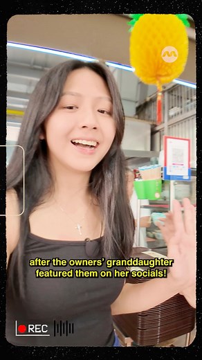Hawkers Nicky and Juliana are well-known in their Circuit Road neighbourhood for selling delicious bowls of bak chor mee at just $2.50, but the couple also recently enjoyed some internet fame when their Gen Z granddaughter, Kaeia, started posting about her ah gong and ah ma on socials! Kaeia hopes that the online support from netizens can convince her grandparents to pass their bak chor mee recipe to her 🫶❤️ #8dayseathawker #bakchormee #sgfood #tiktoksg 📍 Number 10 Noodle House 80 Circuit Road