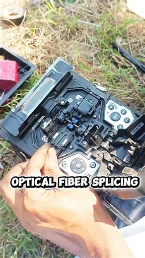 Light travels faster when we splice it right #fibersplicing #opticalfiber #techshorts