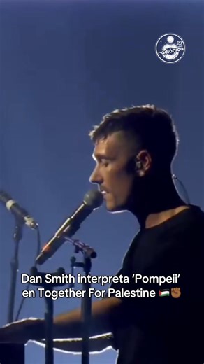 Dan Smith, vocalista de Bastille, originaria del sur de Londres y reconocida mundialmente por su sonido indie pop, participó en el concierto benéfico Together For Palestine, organizado por Brian Eno. 🇵🇸✨ ✊🏾 🎶 Durante su presentación, interpretó “Pompeii”, uno de los himnos más emblemáticos de su carrera, tema que los catapultó al éxito internacional y se convirtió en símbolo de resiliencia ante la adversidad. Su presencia en el escenario no solo aportó música, sino también un mensaje de soli