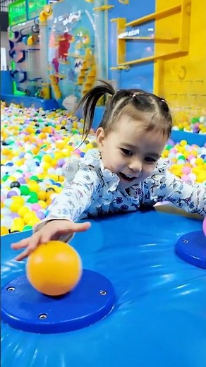 When Air Plays with a Ball 💨😆