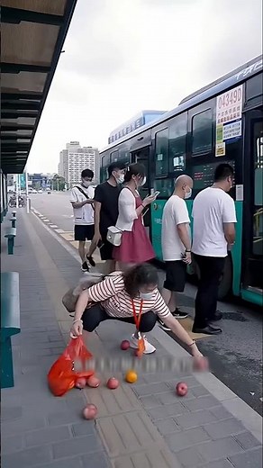 “Bus Driver Helps Old Lady Pick Up Fallen Fruits 🍎💖”