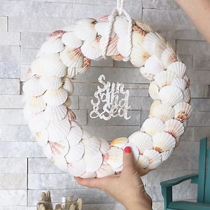 You just need a few supplies to make a gorgeous seashell wreath for your home! Full supply list -> https://sustainmycrafthabit.com/beautiful-diy-seashell-wreath/ | Sustain My Craft Habit