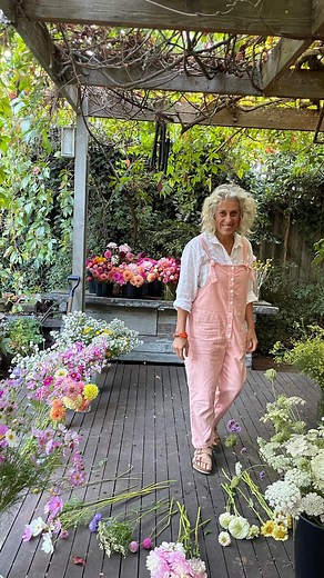 Petrina on Instagram: "Cannot wait to host floral garden workshops today!! Flower love is the best kind of love 殺"