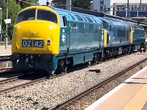 罕见场景～英国铁路老式内燃机车回送其他内燃视频搬运A Super Rare Sight! D1015 Western Champion Meets 33012～