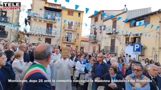#montelepre #Borgetto #madonnadelromitello Dopo 25 anni dall’ultima volta, Montelepre ha riaccolto oggi il venerato quadro della Madonna Addolorata del Romitello che resterà in paese fino al prossimo primo novembre. E’ la terza volta che la comunità ecclesiale monteleprina ospita la miracolosa immagine della Regina del golfo di Castellammare. La prima traslazione temporanea risale al 1964, la seconda al 2000. Le autorità civili, militari e religiose hanno atteso l’arrivo del quadro “ai piedi” de