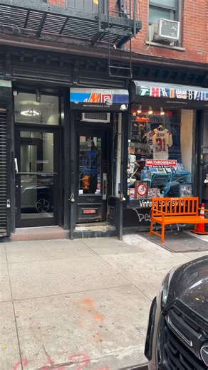 10K views · 250 reactions | INSANE MIGHTY DUCKS GRAIL JACKET JUST WALKED IN! 1992 CAST AND CREW JACKET SZ XL! DM FOR MORE INFO AND PRICING! #disney #mightyducks #flyingv #gordonbombay #knucklepuck #goldbergthegoalie | Mr. Throwback | Facebook