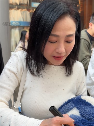 [ Chùi đầu từ ngày ấy... bây giờ ] Dương Ngọc Mai ( Strawberry Yeung Yuk Mui, 1965 )- Á hậu châu Á năm 1990, diễn viên đài ATV - Hong Kong ngày 12/01/2026 Ngọc Mai vẫn còn độc thân ở tuổi 61, từng có nhiều chàng trai trẻ theo đuổi, nhưng không ai khiến cô thấy rung động, một số nguồn tin chia sẻ từng có thời điểm, Ngọc Mai được 13 người đàn ông theo đuổi cùng lúc.