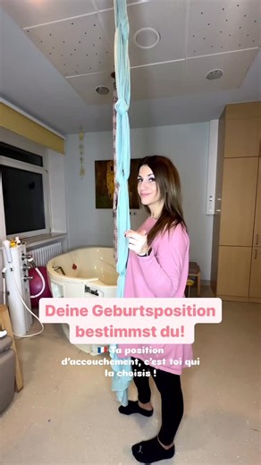 Jennifer Janzen on Instagram: "🇩🇪 Warum Rücklage NICHT die beste Geburtsposition ist – und was stattdessen hilft ✨ Viele kennen Geburten immer noch aus Filmen: Frau liegt flach auf dem Rücken, Licht ins Gesicht, alle rufen „Pressen!!“. Aber wisst ihr was? 👉 Für den Körper ist das oft die ungünstigste Position überhaupt. 🔍 Warum Rücklage problematisch sein kann: • Das Gewicht der Gebärmutter drückt auf wichtige Blutgefäße • Der Beckenausgang wird kleiner statt größer • Die Schwerkraft hilft n