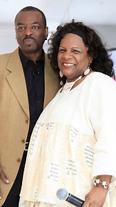 Original 'Reading Rainbow' singer surprises 'The View' audience, sings theme song during LeVar Burton appearance