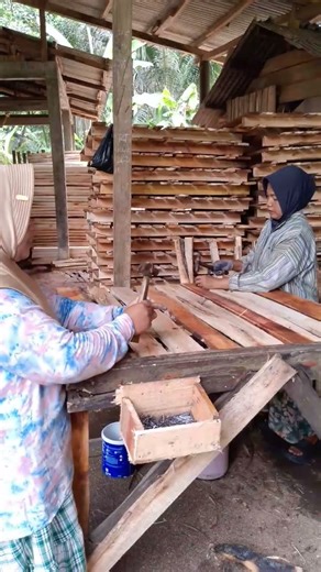 Housewives Transform Discarded Mahogany Planks into Custom Wood Boxes!