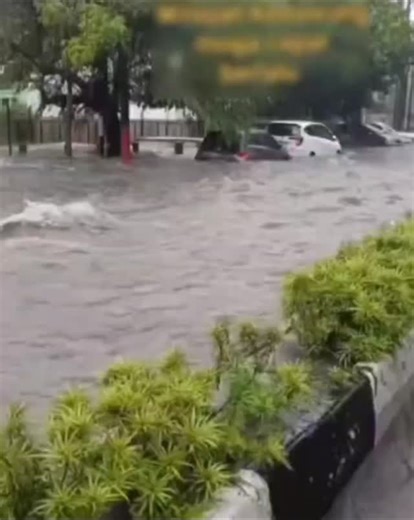 Joel C. Manlapas on Instagram: "Massive flooding due to heavy rainfall in Malang, East Java, Indonesia 🇮🇩 (2025.12.04) #calamitynewsupdate"