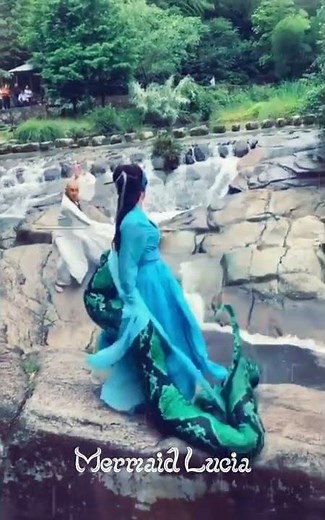 Snake girl is using her 6 meters snake tail to fight with a monk