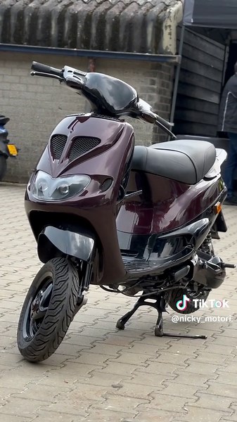 Nicky Motori Rockets: Piaggio Zip SP & More!