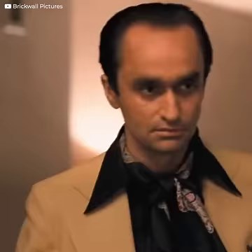 Con un talento histórico, John Cazale y Meryl Streep hacían una pareja lista para marcar una época en el cine, pero los sueños del actor quedarían truncados. De forma lenta y dolorosa la tragedia consumía a John, la historia del actor con la filmografía perfecta no seguiría, uniendo en el dolor a tres superestrellas legendarias de la industria. | Años Dorados
