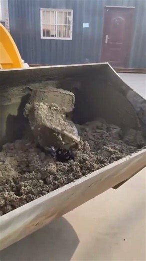 Concrete Mixing Loader | Dual-Drive Hydraulic Mixer Bucket with Automatic Feeding #earthopstv #viral