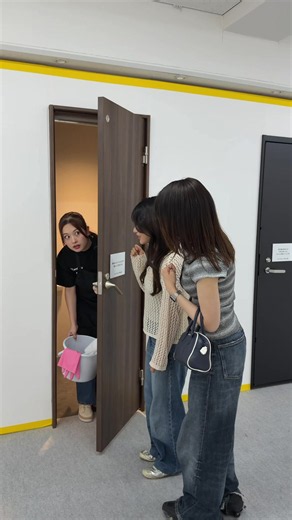 「清掃員さんがトイレから出てきて、清掃したてを感じるとき」小さいうれしいすぎるよ展 @チルラみゆ 小さいすぎるよ展 同時開催『微わかる展２』 ▼チケットのご購入や詳細はプロフィールのリンクから 【開催日時／開催地】 ＜東京＞ 日程：2026/7/1（水）〜2026/9/30（水） 場所：西武渋谷店 B館4階 時間：10:00〜20:00（最終入場 19:30） ※最終日のみ：10:00-18:00（最終入場 17:30） ＜名古屋＞ 日程：2026/7/9（木）〜2026/10/12（月） 場所：伏見第一ビル 1F 時間：10:00-20:00（最終入場19:30） ※最終日のみ10:00-18:00（最終入場17:30） ＜大阪＞ 日程：2026/7/13（月）〜2026/9/6（日） 場所：BPガーデンスペース南船場 2F 時間：10:00-20:00（最終入場19:30） ※最終日のみ10:00-18:00（最終入場17:30） ＜横浜＞ 日程：2026/7/17（金）〜2026/10/18（日） 場所：横浜ワールドポーターズ 6階 特設会場 時間：10:30-21:00（最終入