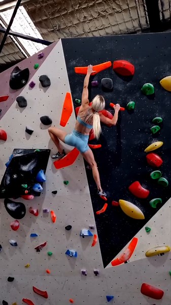 Aus Girls Take on Bouldering Challenge 🧗‍♀️