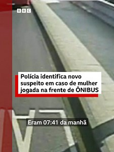Novos desdobramentos em investigação 🔎 Em 2017, um vídeo gravado por uma câmera de segurança no Reino Unido mostrou uma cena chocante: uma mulher sendo empurrada para a frente de um ônibus por um homem que corria ao lado dela. O motorista reagiu a tempo e a mulher não ficou gravemente ferida. Mas, desde então, a polícia de Londres tenta identificar quem era o homem que aparecia nas imagens. Agora, os investigadores afirmam ter identificado um novo suspeito no caso: um banqueiro de 44 anos. Ele