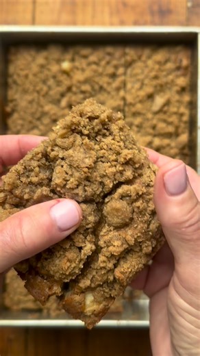 There are thousands of apple cake recipes out there. Some way more fancy than others. But sometimes all you want is just a plain old apple cake with a brown sugar walnut crumb topping and loads of chopped apples inside. That’s it, no bells and whistles, just a perfect yummy cake that makes your home smell like heaven. Yea, this is it 🍎 . . Apple Crumb Cake . . 1 stick (8 tbls) butter 1 cup brown sugar 2 large eggs 2 cups all purpose flour 1 tsp baking soda 1 tsp cinnamon 1/2 tsp salt 1 cup sour