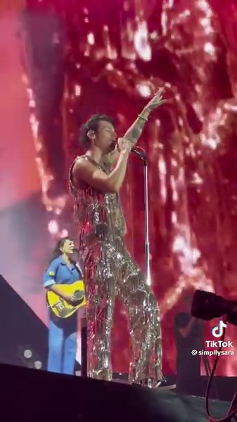 Harry singing "Grapejuice" in Italy!🇮🇹 Hoping he never takes this off the setlist🙏🏻 via simpllysara on tiktok 🍇Alex🧃 | All the Love for Harry