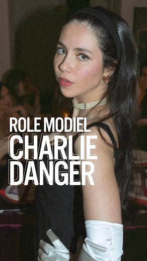 FRAICHES on Instagram: "Archéologue, vidéaste et vulgarisatrice brillante, Charlie Danger déconstruit les idées reçues avec pédagogie et punch. À travers sa chaîne Les Revues du Monde, elle met en lumière l’histoire, la science et les biais qui façonnent notre vision du monde. Féministe engagée, elle incarne une génération de créatrices qui font rimer savoir, accessibilité et esprit critique. Une voix forte, libre et essentielle dans le paysage médiatique d’aujourd’hui. 💪✨"