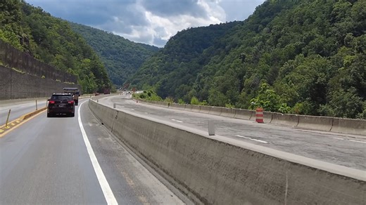 👀Different views show different perspectives of I-40 reconstruction in the Pigeon River Gorge. 📍I-40 in the Pigeon River Gorge MM 0-4 👷A causeway to begin construction is functionally complete ⬇️⬆️ Traffic remains one lane each direction with narrow lanes | North Carolina Department of Transportation