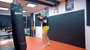 ⚡ Télécharge l’application mobile pour faire l’entraînement BONUS : https://buff.ly/48RADbm 🥊 Mon p'tit Padawan, Tu le sais, les feintes c'est la vie en Boxe Pieds Poings ! Si tu veux mettre tes adversaires dans les vapes, tu dois absolument maîtriser quelques feintes imparables. Dans cette vidéo, je vais te montrer LA feinte que je trouve la plus efficace. Crois-moi, quand tu sauras la placer au bon moment, tu vas ouvrir des brèches de partout ! Grâce à cette feinte, tu pourras : - Entrer dans