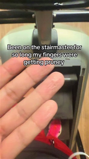 I lost track of time watching a movie on the stairmaster. Was on it a little longer than I wanted too 😅 Stay hydrated folks! 💧 #running #training #gym #workout #marathontraining