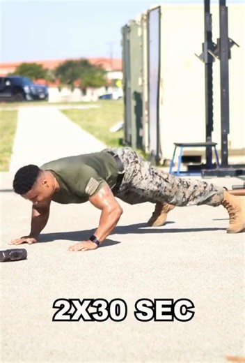 Shredding Pushups | 💪🔥🏋️‍♀️🌟 #fitness #exercise #FitnessMotivation | Bodybuilder Adam