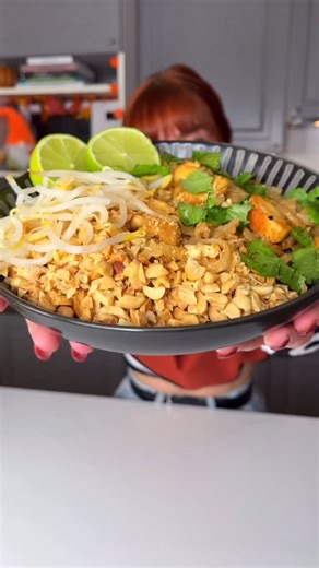 Lindoush 👩‍🍳✨ on Instagram: "Pad Thaï au poulet ✨ Vous connaissez tous sûrement ce plat typique de la gastronomie thaïlandaise 🤤 Si vous ne connaissez pas par pitié essayez la recette, vous allez adorer j’en suis sûr 🫠 C’est vraiment très très simple à faire vous allez voir 🥰 Ingrédients pour 2 personnes : - 2 escalopes de poulet - 2 échalotes - 4 gousses d’ail - Gingembre - 300 g de nouilles - 3 oeufs - 1 poignée de germes de soja - Coriandre - 4 CàS de cacahuètes hachées - 1 citron vert P