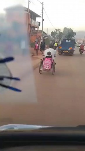 This is a real father. Retweet so that someone can bless this man and the child. 📹 Courtsey | Sudhir Byaruhanga