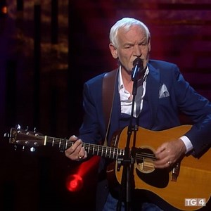 'There's nothing that's as real as the love that's in my mind, Close your eyes, I'll be here in the morning...' Brendan Quinn le I'll be here in the morning ar Opry le Daniel. | Opry le Daniel