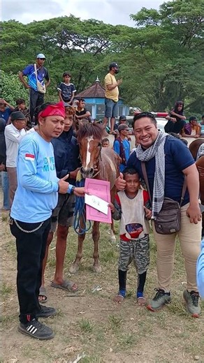 senyum bahagia para pemenang di Arena Pacuan Kuda Lemba Kara Desa lepadi Kecamata Pajo Dompu NTB