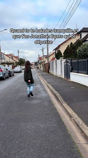 Jonathan Byers te dépasse dans la rue