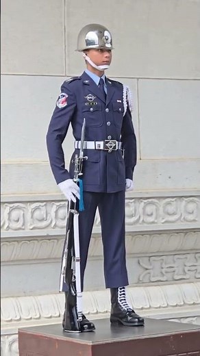 Wow! Amazing! Who is that guy? So cool! 哇！太帥了！他是誰？！