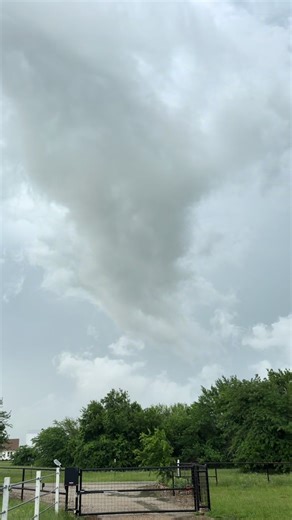 Cortando grama durante tempestade
