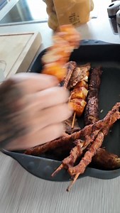 237K views · 17K reactions | Restefest deluxe, und jetzt diskutiert wieder, ob die Wurst längs, quer oder diagonal gehört  #ossiessen #resteküche #grillkultur #hatebait #kartoffelpü #wurstliebe | dr.emkus | Facebook