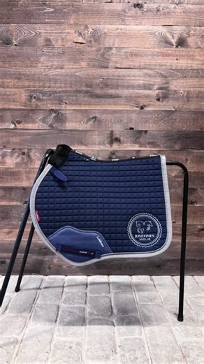Well hello hello där… 😍 Fyra nya schabrak har landat i bussen! Hög skärning vid manken – Det är designat för att ge maximal frihet vid manken och minimera tryck eller skav. Förstärkt sadelgjordsområde – Där sadelgjorden sitter är materialet extra slitstarkt för att stå emot slitage. Bambufodret absorberar svett, minimerar friktion och är skonsamt mot hästens hud. Alltså både otroligt snygga och genomtänkta detaljer, allt för bästa komfort 💫 829:- | Josefines Sadlar AB
