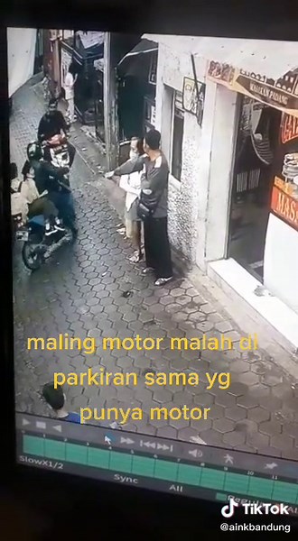 Bystanders React to Motorcycle Interaction on Urban Street