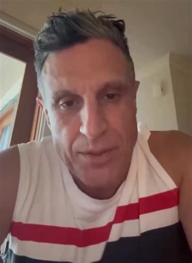 Dan Hooker’s Father-in-Law Dares Him to Fight Over Cheating Scandal. (🎥: Instagram/andybernal66) Dan Hooker is facing intense backlash after explosive allegations surface claiming he was having an affair with both a woman and a man. The situation escalates when Hooker’s father-in-law, Andrew Bernal, blasts him in a furious rant and publicly dares him to fight. Bernal also shares a photo of himself with his daughter, Isabella Hooker, and his grandchildren, seemingly standing in solidarity with h