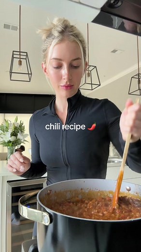 THE BEST CHILI EVER 🌶️ i’m salvating watching this back #chili #chilirecipe #coldweather #easydinner #easydinnerideas