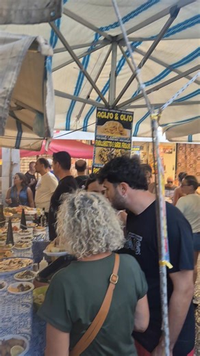 27K views · 242 reactions | Der Ballarò-Markt in Palermo ist der älteste und lebendigste Markt Siziliens. Enge Gassen voller Düfte, rufende Händler und bunte Stände mit frischem Fisch, Obst und Streetfood. Hier spürt man das echte Palermo – chaotisch, authentisch und voller südländischer Lebensenergie. | Verrückt nach Italien | Facebook