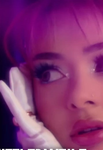 TRUE STORY: Ayliva‼️ Ayliva steht für Songs, die sich anfühlen wie ein ehrliches Tagebuch. Sie spricht offen über Liebe, Herzschmerz und Selbstwert und genau das macht ihre Musik so nahbar. Spätestens seit „Deine Schuld“ ist klar, dass sie nicht einfach kurz da war, sondern sich ihren Platz in der deutschen Musik komplett verdient hat. Mit ihrer Stimme, den klaren Bildern in den Texten und dieser intensiven Energie trifft sie viele genau da, wo es weh tut, aber auch da, wo man wieder stärker wir