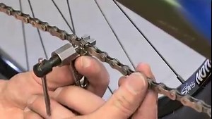 21K views · 366 reactions | The Park Tool CT-5 Mini Chain Tool goes anywhere and performs like a shop quality tool. The fine thread, special V-shaped handle and super-strong replaceable pin make chain removal and installation a breeze. It is compatible with 3/32" 5 to 12-speed derailleur chains and Campagnolo 13-speed derailleur chain. Learn more. bit.ly/35ywVEk | Park Tool | Facebook