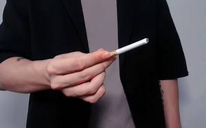 教你著名魔术大师西里尔的香烟魔术手法，学会燃爆朋友圈！