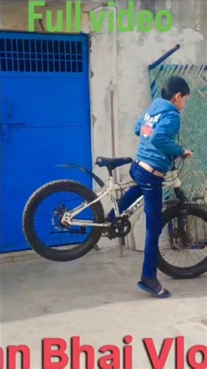 Alien Confused 😂👽#shot #ytshorts #trending #viral #funny #comedy #food #khanbhaivlogs #alien